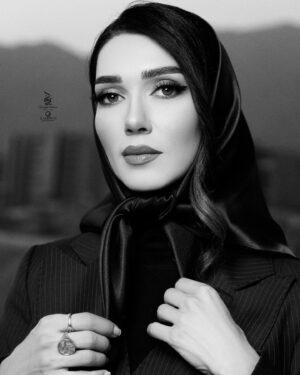 Shahrzad Kamalzadeh Instagram - وصف رخسارتورادیدم ودلدارشدم

من به هرآینه ای درپیِ دیدارشدم

((من به خال لبت ای دوست گرفتارشدم

چشم زیبای تورادیدم وبیمارشدم))

فکرمن جزبه درخانه ی توراه نرود

ازخیال تو منِ مجنون وبیکارشدم

مهرتودر دل این فردحقیرمی ماند

من به هرمهری به جزمهرتوبیزارشدم

من به وِرد وبه دعا وُبه نمازسحری

به غم دوری تو (عارف) دلدار شدم

عارف همدانی
@maryamrahnama__ ❤️🌸💄
@falifilm ❤️📸