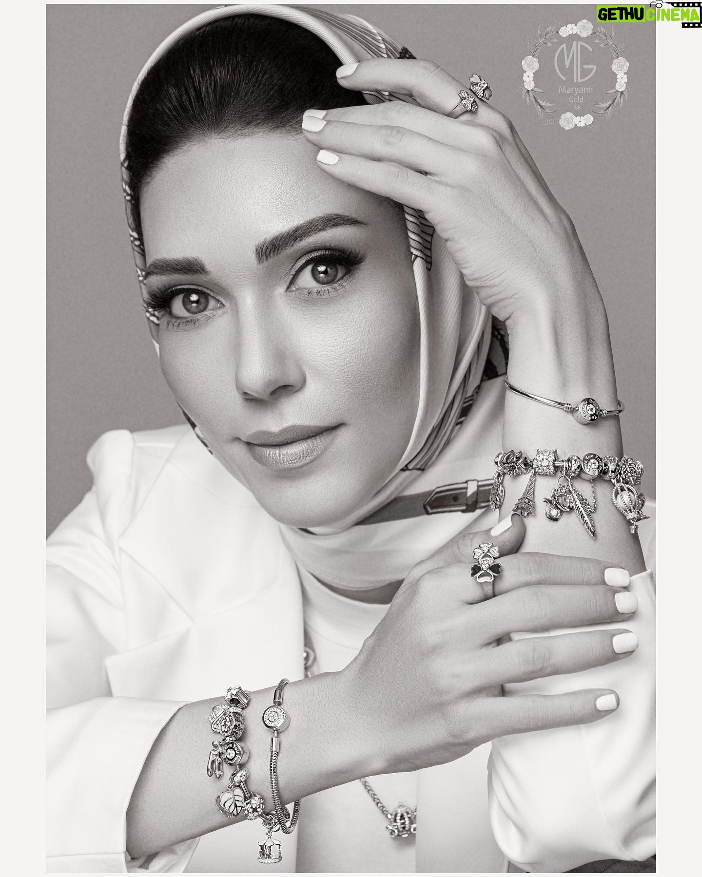 Shahrzad Kamalzadeh Instagram - هنر، تمایل ذهن انسان به کمال است…. @maryamigold ☀️❤️ @mehdi.abouhamzeh ⭐️📸 @patron.tip 👗❤️ @makeupmaedeh 💄❤️ #شهرزادکمالزاده #لایف_استایل #زیبایی #هنر #مهدی_ابوحمزه #مریمی_گلد #پاترون_تیپ #دستبند#طلا #جواهر