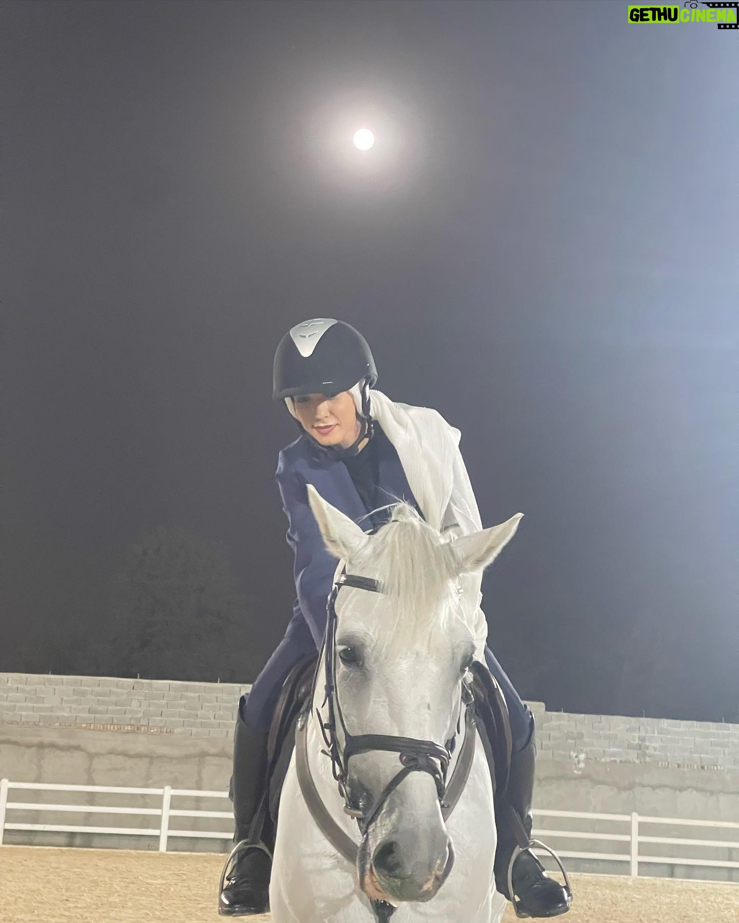Shahrzad Kamalzadeh Instagram - اسبها یک روز باز روی پا میایستند آخر آنها اهل خواب اهل آخور نیستند @horse_riding_soobar #ماه#سوارکاری #اسب#آرامش #animalovers