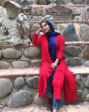 Shahrzad Kamalzadeh Instagram - فرقی نمی کند آغازِ هفته باشد یا پایانش …

صبح باشد یا شب … بذرِ امید ؛

نه وقت می شناسد ،

نه موقعیت …

هر وقت بکاری ؛

شبیهِ لوبیایِ سحر آمیز ،

با اولین طلوعِ آفتابِ خواستن ؛

جوانه می زند …

و تا آسمانِ موفقیت و توانستن ،

اوج می گیرد …

هرگز نا امید نباش … !!!

نا امیدی ، تیشه ی بی رحمی ست ؛

به جانِ ریشه ی شعور و خوشبختی ات …

پس تا دیر نشده ،

بذرِ جادوییِ امیدت را بکار ،

و معجزه هایت را درو کن … ! 
 
#شهرزاد_کمال_زاده #بهار #معجزه#اردیبهشت #امید #لایف_استایل #زندگی