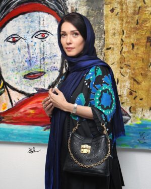 Shahrzad Kamalzadeh Instagram - نمایشگاه نقاشی استاد مسعود کیمیایی 

@soroushmn_ 🙏🏻📸

#شهرزادکمالزاده #گالری #نقاشی #هنر #مسعود_کیمیایی #آرامش