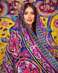 Shahrzad Kamalzadeh Instagram - وه که جدا نمی‌شود نقش تو از خیال من تا چه شود به عاقبت در طلب تو حال من ‌ ناله زیر و زار من زارتر است هر زمان بس که به هجر می‌دهد عشق تو گوشمال من ‌ نور ستارگان ستد روی چو آفتاب تو دست نمای خلق شد قامت چون هلال من ‌ پرتو نور روی تو هر نفسی به هر کسی می‌رسد و نمی‌رسد نوبت اتصال من ‌ خاطر تو به خون من رغبت اگر چنین کند هم به مراد دل رسد خاطر بدسگال من ‌ برگذری و ننگری بازنگر که بگذرد فقر من و غنای تو جور تو و احتمال من ‌ چرخ شنید ناله‌ام گفت منال سعدیا کآه تو تیره می‌کند آینه جمال من #سعدی #هنر#اصالت#فرهنگ#ایران#شعر #شهرزاد_کمال_زاده @sepid_photogallery