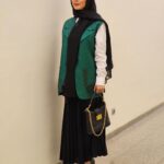 Shahrzad Kamalzadeh Instagram - پاشو ای مست که دنیا همه دیوانه تست همه آفاق پر از نعره مستانه تست در دکان همه باده فروشان تخته است آن که باز است همیشه در میخانه تست دست مشاطه طبع تو بنازم که هنوز زیور زلف عروسان سخن شانه تست ای زیارتگه رندان قلندر برخیز توشه من همه در گوشه انبانه تست #استادشهریار @soheila.zohdi 👌🌟