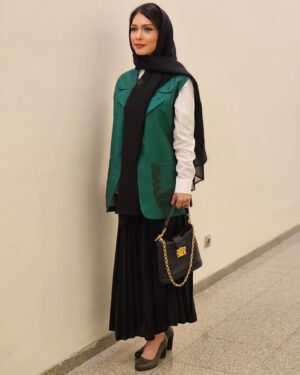 Shahrzad Kamalzadeh Instagram - پاشو ای مست که دنیا همه دیوانه تست
همه آفاق پر از نعره مستانه تست
در دکان همه باده فروشان تخته است
آن که باز است همیشه در میخانه تست
دست مشاطه طبع تو بنازم که هنوز
زیور زلف عروسان سخن شانه تست
ای زیارتگه رندان قلندر برخیز
توشه من همه در گوشه انبانه تست  #استادشهریار
@soheila.zohdi 👌🌟