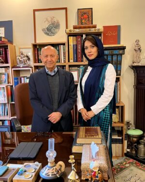 Shahrzad Kamalzadeh Instagram - سعی نابرده در این راه به جایی نرسی
مزد اگر می‌طلبی طاعت استاد ببر
روز مرگم نفسی وعده دیدار بده
وان گهم تا به لحد فارغ و آزاد ببر
حافظ 
@drelahighomshei 

#شهرزاد_کمال_زاده #استاد_الهی_قمشه_ای #حافظ #انسانیت #عرفان#ادیب#فلسفه#هنر#عارف #ادبیات