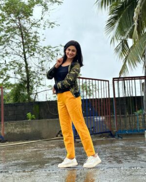 Shaily Priya Instagram - 🍃🌧️ 
Bottom wear by @skytickoriginals 

#monsoon #collaborations #pants #bottomwears