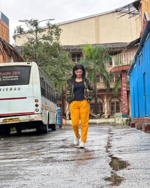 Shaily Priya Instagram - 🍃🌧️ 
Bottom wear by @skytickoriginals 

#monsoon #collaborations #pants #bottomwears