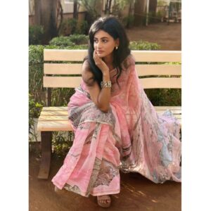 Shaily Priya Instagram - Jaan jaati hai jab uth ke jate ho tum
Aaj Jane ki zidd na karo..

Wearing @ragavijaipur