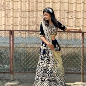 Shaily Priya Instagram - आँखें जिनमें हैं क़ैद आसमां और ज़मीं
नर्गिसी नर्गिसी, सुरमई सुरमई 🤍🖤