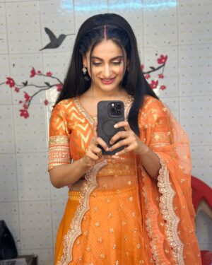Shaily Priya Instagram - 🧡🧡

Makeup- @abhishekyadav962717 
Hair - @vaishalichavan208