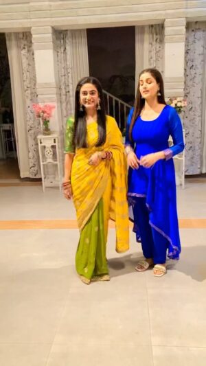 Shaily Priya Instagram - Chaliye aa gaye hum sajdhaj ke apke liye 🥰@shailypriya 
.
.
.
#reels #sister #friends #coactor #kkls #kismatkilakirose #reelsinstagram #reelitfeelit #onset #masti #fyi #explore #trending #viralvideo #dance
