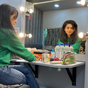 Shaily Priya Instagram - 7ams and puffy face
#sleepdeprived #makeupchair✌️