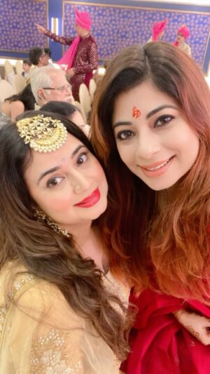 Shalini Kapoor Instagram - Happiest birthday to my one and only -didu sing ❤️🫶🎊
.
Every time I make such a video of us -
I get emotional 😭 
.
Thank god I have you ❤️🌟
And thank you for being my guardian , my friend , my family !
.
I love you and always wish and pray for your well-being and growth ..
#happybirthday #didi 
.
.
.
#happy #birthday #sister #iloveyou #forever