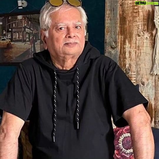 Shalini Kapoor Instagram - DEAREST DADDY........ ITS 1 YEAR TODAY......SINCE YOU LEFT US............ MAY GOD GIVE YOU A BETTER LIFE.......BETTER CHILDREN.....BETTER HAPPINESS AND ALL THAT WE COULD NOT FULFILL.... YOU WERE A BUNDLE OF JOY HERE FOR EVERYONE AROUND......AND MAY YOU KEEP RADIATING JOY WHEREVER YOU ARE NOW........ YOU WERE AND WILL ALWAYS BE MY CHILD ........💔