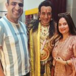 Shalini Kapoor Instagram - SO WITNESSED THIS BEAUTIFUL PLAY CALLED "CHAKRAVIEW"......THANK YOU @nitishbharadwaj.krishna FOR INVITING US...IT WAS SUCH A PLEASURE TO MEET YOU AFTER A DECADE..... A TRUE EYE OPENER AND MAKES YOU PONDER ABOUT LIFE ...I GOT ANSWERS TO SOME OF MY QUESTIONS IN MIND..... WAISE YE HOTA HAI....WHEN YOU HAVE SOME "DUVIDHA" OR SOME KIND OF RESTLESSNESS AND YOU ARE SEEKING FOR RELIEF..........YOU WILL ACCIDENTLY MEET SOMEONE ....OR READ A PHRASE.....OR MAY BE A CHILD WILL SAY SOMETHING WHICH WILL LEAD YOU TOWARDS CLARIFICATIONS. AAPKE SAATH KYA HOTA HAI?HOW.DO YOU GET YOUR ANSWERS? COMMENT