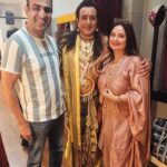 Shalini Kapoor Instagram - SO WITNESSED THIS BEAUTIFUL PLAY CALLED "CHAKRAVIEW"......THANK YOU @nitishbharadwaj.krishna FOR INVITING US...IT WAS SUCH A PLEASURE TO MEET YOU AFTER A DECADE..... A TRUE EYE OPENER AND MAKES YOU PONDER ABOUT LIFE ...I GOT ANSWERS TO SOME OF MY QUESTIONS IN MIND..... WAISE YE HOTA HAI....WHEN YOU HAVE SOME "DUVIDHA" OR SOME KIND OF RESTLESSNESS AND YOU ARE SEEKING FOR RELIEF..........YOU WILL ACCIDENTLY MEET SOMEONE ....OR READ A PHRASE.....OR MAY BE A CHILD WILL SAY SOMETHING WHICH WILL LEAD YOU TOWARDS CLARIFICATIONS. AAPKE SAATH KYA HOTA HAI?HOW.DO YOU GET YOUR ANSWERS? COMMENT