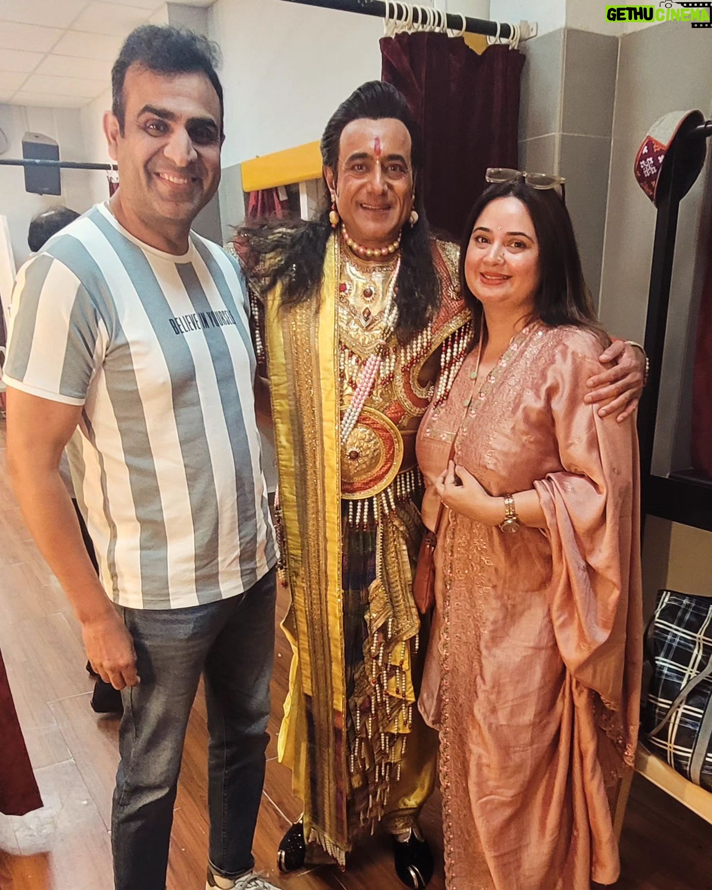 Shalini Kapoor Instagram - SO WITNESSED THIS BEAUTIFUL PLAY CALLED "CHAKRAVIEW"......THANK YOU @nitishbharadwaj.krishna FOR INVITING US...IT WAS SUCH A PLEASURE TO MEET YOU AFTER A DECADE..... A TRUE EYE OPENER AND MAKES YOU PONDER ABOUT LIFE ...I GOT ANSWERS TO SOME OF MY QUESTIONS IN MIND..... WAISE YE HOTA HAI....WHEN YOU HAVE SOME "DUVIDHA" OR SOME KIND OF RESTLESSNESS AND YOU ARE SEEKING FOR RELIEF..........YOU WILL ACCIDENTLY MEET SOMEONE ....OR READ A PHRASE.....OR MAY BE A CHILD WILL SAY SOMETHING WHICH WILL LEAD YOU TOWARDS CLARIFICATIONS. AAPKE SAATH KYA HOTA HAI?HOW.DO YOU GET YOUR ANSWERS? COMMENT