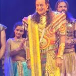Shalini Kapoor Instagram - SO WITNESSED THIS BEAUTIFUL PLAY CALLED "CHAKRAVIEW"......THANK YOU @nitishbharadwaj.krishna FOR INVITING US...IT WAS SUCH A PLEASURE TO MEET YOU AFTER A DECADE..... A TRUE EYE OPENER AND MAKES YOU PONDER ABOUT LIFE ...I GOT ANSWERS TO SOME OF MY QUESTIONS IN MIND..... WAISE YE HOTA HAI....WHEN YOU HAVE SOME "DUVIDHA" OR SOME KIND OF RESTLESSNESS AND YOU ARE SEEKING FOR RELIEF..........YOU WILL ACCIDENTLY MEET SOMEONE ....OR READ A PHRASE.....OR MAY BE A CHILD WILL SAY SOMETHING WHICH WILL LEAD YOU TOWARDS CLARIFICATIONS. AAPKE SAATH KYA HOTA HAI?HOW.DO YOU GET YOUR ANSWERS? COMMENT