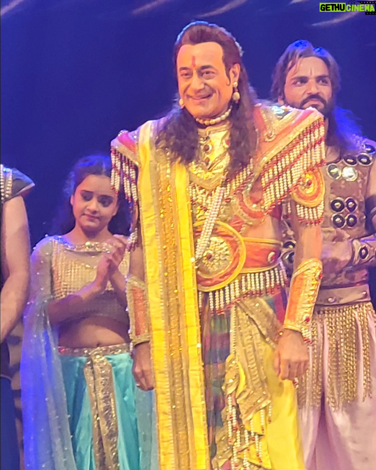 Shalini Kapoor Instagram - SO WITNESSED THIS BEAUTIFUL PLAY CALLED "CHAKRAVIEW"......THANK YOU @nitishbharadwaj.krishna FOR INVITING US...IT WAS SUCH A PLEASURE TO MEET YOU AFTER A DECADE..... A TRUE EYE OPENER AND MAKES YOU PONDER ABOUT LIFE ...I GOT ANSWERS TO SOME OF MY QUESTIONS IN MIND..... WAISE YE HOTA HAI....WHEN YOU HAVE SOME "DUVIDHA" OR SOME KIND OF RESTLESSNESS AND YOU ARE SEEKING FOR RELIEF..........YOU WILL ACCIDENTLY MEET SOMEONE ....OR READ A PHRASE.....OR MAY BE A CHILD WILL SAY SOMETHING WHICH WILL LEAD YOU TOWARDS CLARIFICATIONS. AAPKE SAATH KYA HOTA HAI?HOW.DO YOU GET YOUR ANSWERS? COMMENT