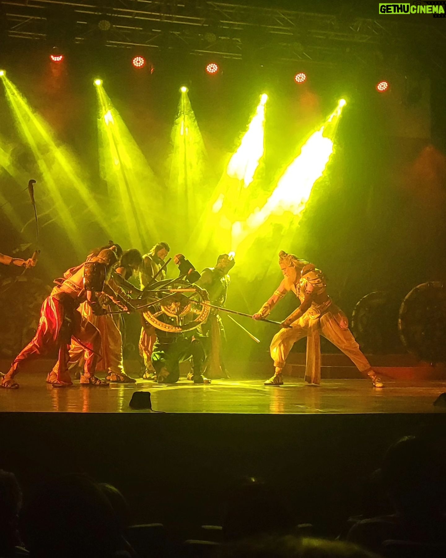 Shalini Kapoor Instagram - SO WITNESSED THIS BEAUTIFUL PLAY CALLED "CHAKRAVIEW"......THANK YOU @nitishbharadwaj.krishna FOR INVITING US...IT WAS SUCH A PLEASURE TO MEET YOU AFTER A DECADE..... A TRUE EYE OPENER AND MAKES YOU PONDER ABOUT LIFE ...I GOT ANSWERS TO SOME OF MY QUESTIONS IN MIND..... WAISE YE HOTA HAI....WHEN YOU HAVE SOME "DUVIDHA" OR SOME KIND OF RESTLESSNESS AND YOU ARE SEEKING FOR RELIEF..........YOU WILL ACCIDENTLY MEET SOMEONE ....OR READ A PHRASE.....OR MAY BE A CHILD WILL SAY SOMETHING WHICH WILL LEAD YOU TOWARDS CLARIFICATIONS. AAPKE SAATH KYA HOTA HAI?HOW.DO YOU GET YOUR ANSWERS? COMMENT