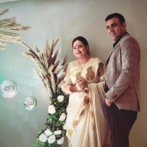 Shalini Kapoor Instagram - Me" Janu koi acha sa caption batao"

He..."I love you"

🥰🥰🥰🥰