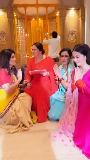 Shalini Kapoor Instagram - Ab hum “Successful” ho hi jayenge..
#purnima @dangal_tv_channel 
Thank you @nareshcuteboy 

#onset #reelit #reelitfeelit #instagramreels #daminidave #viral #successful #dhirendrakrishnashastri #baba #famous #viral #trending #trendingreels #dangaltv #bageshwardhamsarkar #bageshwardham #bageshwar #comedy #comedyvideo #funny