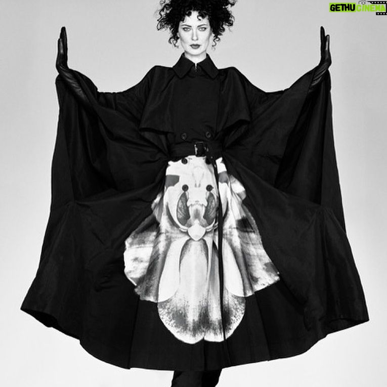 Shalom Harlow - 68.3K Likes - 🖤🖤🖤VOGUE CHINA NOVEMBER🖤🖤🖤 Thank you @voguechina and the entire team of talented creatives for the dynamic day creating these beautiful images @voguechina
全媒体编辑总监 Editor-in-chief 章凝 Margaret Zhang @margaretzhang
摄影 Photographer Ned Rogers @nedrogers
创意总监 Artistic Director Matt McDonald @mattrmcdonald
造型 Stylist Dena Giannini @denagia
造型指导 Fashion Director 於家骅 Alvin Yu @alvinyu613
化妆 Make Up Artist Min Kim @minkimmakeup
发型 Hair Stylist Evanie Frausto @evaniefrausto
美甲 Manicurist Cam Tran @cam.t.artist
选角 Casting Gabrielle Seo @gabrielleseo
统筹编辑 Production Editor Anita Lau @anita_lauu, 戴丽斯 Dellis Dai @dellis.d
执行制片 Executive Producer Marie Gordeau Robinson
编辑 Editor 孙菁 Vivienne Sun @viviennesun_
制作总监 Production Director 孙苇莲 Denise Suen @denise.suen
珠宝统筹 Jewelry Editor 杨艺 Yang Yi @ii.ang
置景 Set Designer Gaston Portejoie @gastonportejoie
数码 Digital Victor Gautier
时装助理 Fashion Assistants Tomasso Palamin, Agnes Solhall, Pierre-Etienne Callies
场地 Location Studio Central
制作 Production AP Studio, Paris