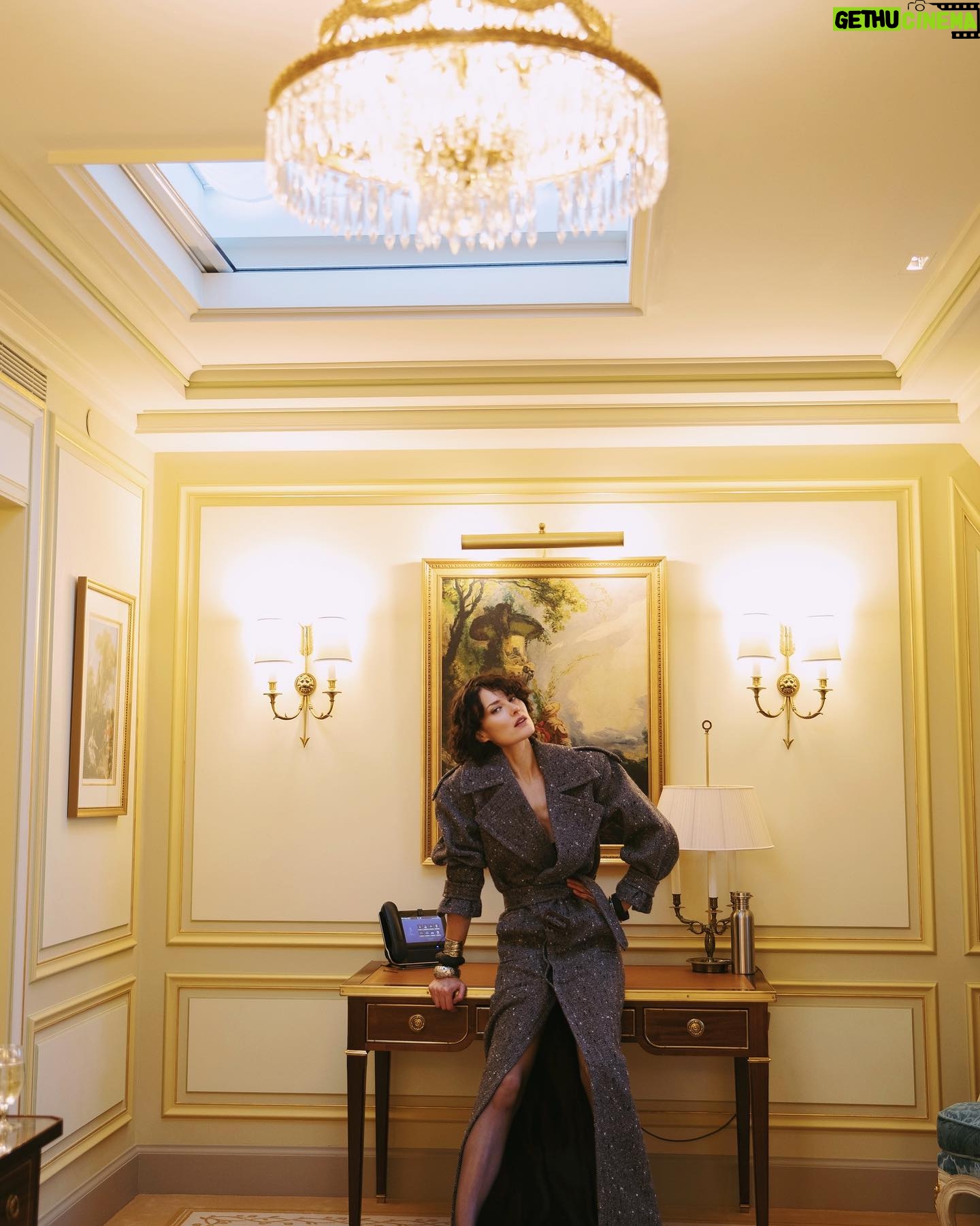 Shalom Harlow Instagram - A stunningly chic collection for @ysl by @anthonyvacarello Merci for having me everyone @ysl especially @anthonyvacarello and @emmanueltomasini And thank you Paris Glam @lesliethibaud @tiinaroivainen @mr.levvis 📸 @ritz  #ysl #pfw #paris #toureffeil