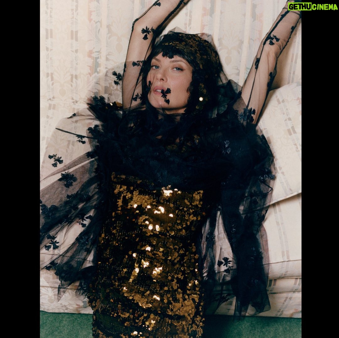 Shalom Harlow Instagram - π€VOGUE POLAND DECEMBER 2022π€ @vogue.polska I actually ran part of the New York City Marathon to get to our location to shoot this story. I hope you agree the effort was worth it πββοΈπββοΈπββοΈ πΈ @stuart_winecoff @carolinaorrico @errolkaradag @alliesmithmakeup @inalekiewicz @meganmccluskiecasting @julianniznik @imgmodels