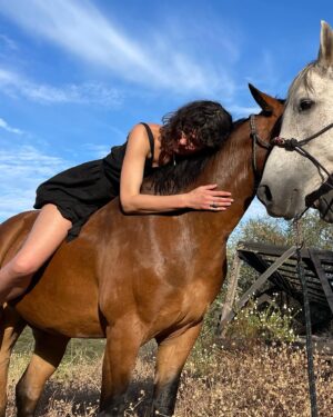 Shalom Harlow Instagram - 🐎 1st without a saddle 🐎

summer fun with loved one @carolynmurphy 

 🙏🏽 thank you @akispack for the unbridled freedom you shared with us 

#barebacking