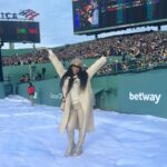Shamari DeVoe Instagram - Had to run and take a quick pic before Ronald put me in a choke hold prior to @OfficialBellBivDeVoe singing the national anthem at the @NhlBruins game. AND…@AlyRaisman told me she likes me shoes! #MomLife #Winning • @BigRonDeVoe @DeVoeTwins 📸 @wayout_617