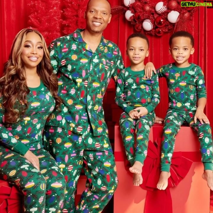 Shamari DeVoe Instagram - #HappyHolidays to you and your family from the DeVoes…. • @BigRonDeVoe @ShamariDeVoe @DeVoeTwins • 📸’s by @npearcypics Hair by @wyntersrose_collection MUA by @_makeupbybarbee_ #DeVoeted #Christmas #Kwanzaa