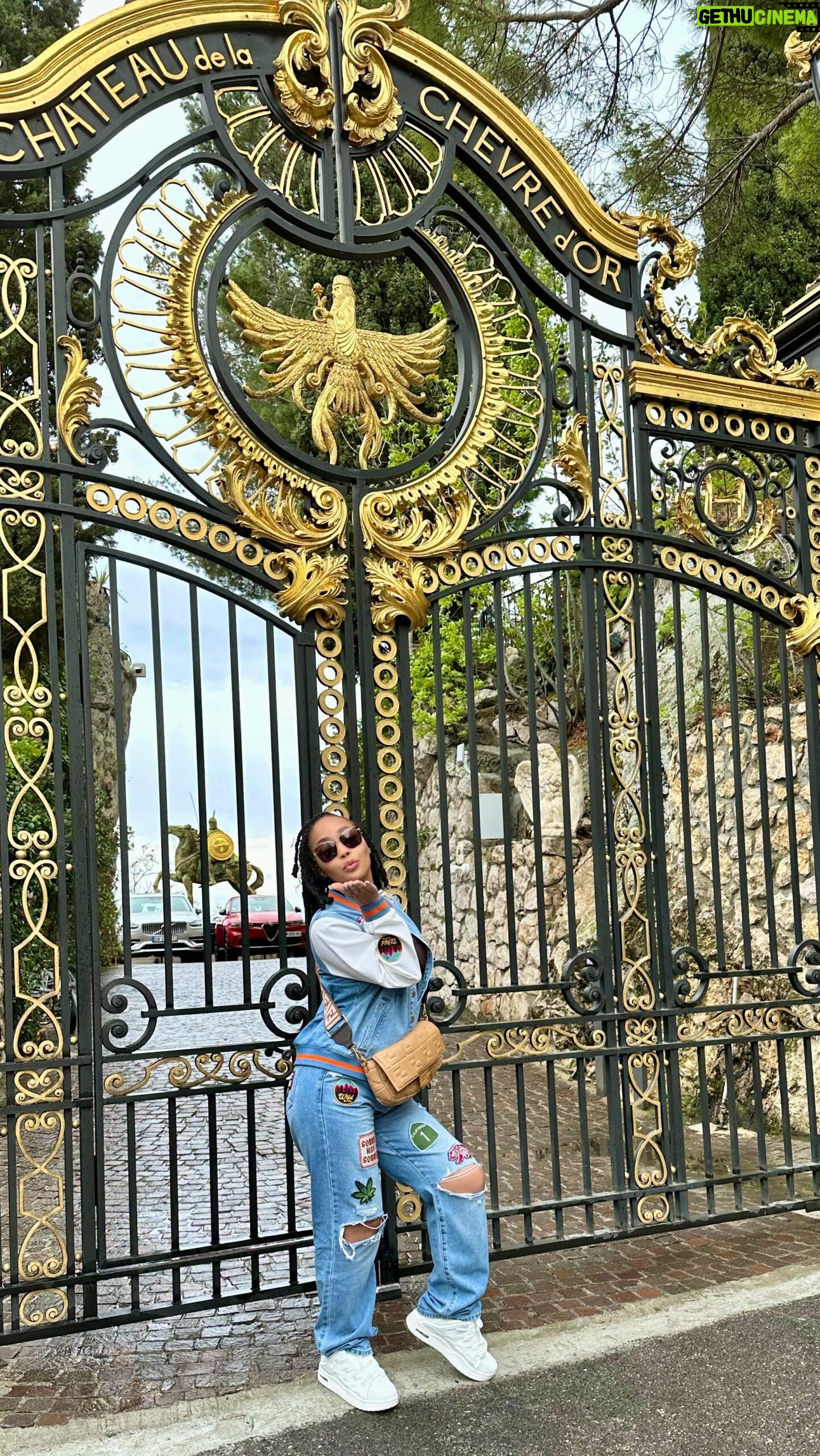 Shamari DeVoe Instagram - La Côte d'Azur est l'un de mes endroits préférés au monde! Voici d'autres des photos et vidéos de mon voyage au pays du fromage et du vin et Monaco. 🇫🇷 🫶🏽🇲🇨 #SouthOfFrance #FrenchRiviera #CoteDaZur #Eze #Monaco #SaintMargueriteIsland