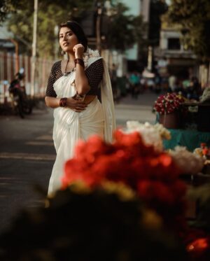 Shamni Mahe Instagram - Pov : It’s onam 2023 🌾🌼

As the festive season approached, I had expressed my excitement for Onam and my desire to wear a traditional Onam saree.

Little did I know that my talented designer @aneeqaofficial had something extraordinary in store for me.

I found a stunning Kasavu saree and a beautifully tailored blouse that perfectly complemented it. Her curated collections are designed to make your Onam celebrations even more special. 🌼🌸🌺

Don't miss out on this opportunity to grab your favorite Onam essentials at fantastic prices. 

Explore more collections and discover the perfect pieces that will add charm and elegance to your Onam celebrations. Happy shopping! 🌼🌟

Styled by @aneeqaofficial 

To one amazing shoot with the talented photographer in town @saravanan_dop 🫡🤍

Makeup and hair : @abiramimakeover_artistry 🫂🤍

#onam2023