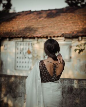 Shamni Mahe Instagram - Pov : It’s onam 2023 🌾🌼

As the festive season approached, I had expressed my excitement for Onam and my desire to wear a traditional Onam saree.

Little did I know that my talented designer @aneeqaofficial had something extraordinary in store for me.

I found a stunning Kasavu saree and a beautifully tailored blouse that perfectly complemented it. Her curated collections are designed to make your Onam celebrations even more special. 🌼🌸🌺

Don't miss out on this opportunity to grab your favorite Onam essentials at fantastic prices. 

Explore more collections and discover the perfect pieces that will add charm and elegance to your Onam celebrations. Happy shopping! 🌼🌟

Styled by @aneeqaofficial 

To one amazing shoot with the talented photographer in town @saravanan_dop 🫡🤍

Makeup and hair : @abiramimakeover_artistry 🫂🤍

#onam2023