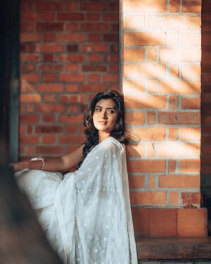 Shamni Mahe Instagram - One day at a time . 

Shot for @aadiya.paris 🤍

Photograph @rajasababady 

Muse and muah @gangadevi_makeover_artistry 

Jewellery @littlefingers_bridal_jewellery