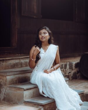 Shamni Mahe Instagram - One day at a time . 

Shot for @aadiya.paris 🤍

Photograph @rajasababady 

Muse and muah @gangadevi_makeover_artistry 

Jewellery @littlefingers_bridal_jewellery