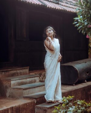 Shamni Mahe Instagram - One day at a time . 

Shot for @aadiya.paris 🤍

Photograph @rajasababady 

Muse and muah @gangadevi_makeover_artistry 

Jewellery @littlefingers_bridal_jewellery