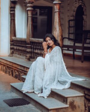 Shamni Mahe Instagram - One day at a time . 

Shot for @aadiya.paris 🤍

Photograph @rajasababady 

Muse and muah @gangadevi_makeover_artistry 

Jewellery @littlefingers_bridal_jewellery