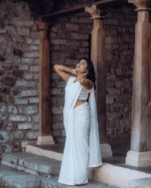 Shamni Mahe Instagram - One day at a time . 

Shot for @aadiya.paris 🤍

Photograph @rajasababady 

Muse and muah @gangadevi_makeover_artistry 

Jewellery @littlefingers_bridal_jewellery