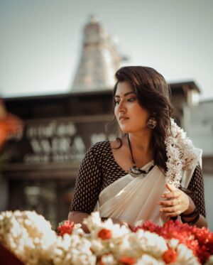 Shamni Mahe Instagram - Pov : It’s onam 2023 🌾🌼

As the festive season approached, I had expressed my excitement for Onam and my desire to wear a traditional Onam saree.

Little did I know that my talented designer @aneeqaofficial had something extraordinary in store for me.

I found a stunning Kasavu saree and a beautifully tailored blouse that perfectly complemented it. Her curated collections are designed to make your Onam celebrations even more special. 🌼🌸🌺

Don't miss out on this opportunity to grab your favorite Onam essentials at fantastic prices. 

Explore more collections and discover the perfect pieces that will add charm and elegance to your Onam celebrations. Happy shopping! 🌼🌟

Styled by @aneeqaofficial 

To one amazing shoot with the talented photographer in town @saravanan_dop 🫡🤍

Makeup and hair : @abiramimakeover_artistry 🫂🤍

#onam2023