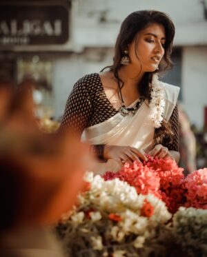 Shamni Mahe Instagram - Pov : It’s onam 2023 🌾🌼

As the festive season approached, I had expressed my excitement for Onam and my desire to wear a traditional Onam saree.

Little did I know that my talented designer @aneeqaofficial had something extraordinary in store for me.

I found a stunning Kasavu saree and a beautifully tailored blouse that perfectly complemented it. Her curated collections are designed to make your Onam celebrations even more special. 🌼🌸🌺

Don't miss out on this opportunity to grab your favorite Onam essentials at fantastic prices. 

Explore more collections and discover the perfect pieces that will add charm and elegance to your Onam celebrations. Happy shopping! 🌼🌟

Styled by @aneeqaofficial 

To one amazing shoot with the talented photographer in town @saravanan_dop 🫡🤍

Makeup and hair : @abiramimakeover_artistry 🫂🤍

#onam2023