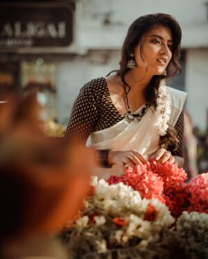 Shamni Mahe Instagram - Pov : It’s onam 2023 🌾🌼

As the festive season approached, I had expressed my excitement for Onam and my desire to wear a traditional Onam saree.

Little did I know that my talented designer @aneeqaofficial had something extraordinary in store for me.

I found a stunning Kasavu saree and a beautifully tailored blouse that perfectly complemented it. Her curated collections are designed to make your Onam celebrations even more special. 🌼🌸🌺

Don't miss out on this opportunity to grab your favorite Onam essentials at fantastic prices. 

Explore more collections and discover the perfect pieces that will add charm and elegance to your Onam celebrations. Happy shopping! 🌼🌟

Styled by @aneeqaofficial 

To one amazing shoot with the talented photographer in town @saravanan_dop 🫡🤍

Makeup and hair : @abiramimakeover_artistry 🫂🤍

#onam2023