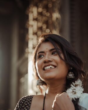 Shamni Mahe Instagram - Pov : It’s onam 2023 🌾🌼

As the festive season approached, I had expressed my excitement for Onam and my desire to wear a traditional Onam saree.

Little did I know that my talented designer @aneeqaofficial had something extraordinary in store for me.

I found a stunning Kasavu saree and a beautifully tailored blouse that perfectly complemented it. Her curated collections are designed to make your Onam celebrations even more special. 🌼🌸🌺

Don't miss out on this opportunity to grab your favorite Onam essentials at fantastic prices. 

Explore more collections and discover the perfect pieces that will add charm and elegance to your Onam celebrations. Happy shopping! 🌼🌟

Styled by @aneeqaofficial 

To one amazing shoot with the talented photographer in town @saravanan_dop 🫡🤍

Makeup and hair : @abiramimakeover_artistry 🫂🤍

#onam2023