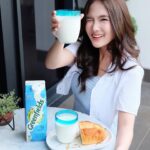Shanice Margaretha Lie Instagram – Ditengah kesibukan shootingku yang padat, aku tetap harus menyempatkan diri sarapan nih supaya aku tetap fit dan bertenaga saat beraktivitas. Dan! aku juga selalu menjaga nutrisiku supaya aku ga gampang sakit, apalagi masih pandemi gini dan cuaca yang ga nentu. Aku menjatuhkan pilihanku pada Greenfields Fresh Milk untuk memenuhi asupan nutrisiku. Greenfields Fresh Milk ini mengandung nutrisi alami yang lengkap dari vitamin A, B1, B2, protein, dan mineral jadi bisa membantu boost imun aku.

Kalo kalian, apa tipsnya nih supaya tetap bisa #JalaniHidupTerbaikmu dengan fit? Share dong dikomen!

#GreenfieldsBoosterSusu @greenfields.id