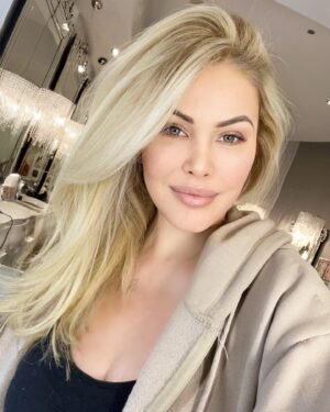 Shanna Moakler Instagram - Thank you @michaelboychucklv and @hairdreamssalonlv for making me #boychuckblonde again! I absolutely love my color and Ty @mondragonhair for my great cut and blowout! Epic salon with fabulous services! Love your team! #vivalasvegas