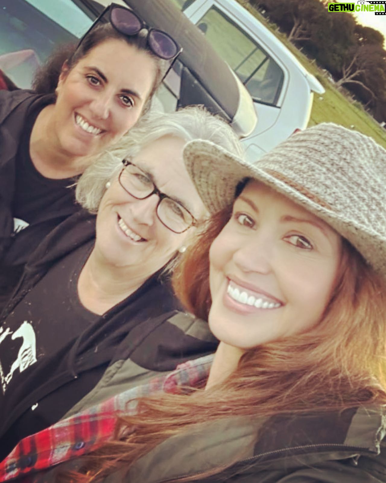 Shannon Elizabeth Instagram - Had an incredible day at @tomrohavenforequineschildren with Peanut!! The work they do rescuing horses is beautiful, & the energy there is so spiritual. Whether you're traveling to South Africa or you live here, pls consider paying them a visit & supporting the work they do in whatever ways you can. As you can imagine, they need a big piece of farmland where they can really build their dream facilities for these angels. They currently work with kids & women who get so much healing from these horses. Every life matters-save one save all! Thank you to Gillian & Stephanie for sharing your magic with me!! And thank you to @noulamaclean for introducing me to such a worthy cause. ππΌπ« (SWIPE LEFT to see Peanut at the end of a long day with the horses after his bath!)
