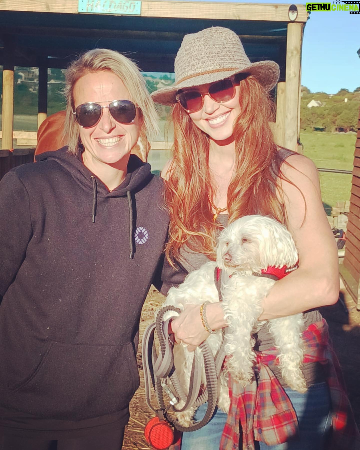 Shannon Elizabeth Instagram - Had an incredible day at @tomrohavenforequineschildren with Peanut!! The work they do rescuing horses is beautiful, & the energy there is so spiritual. Whether you're traveling to South Africa or you live here, pls consider paying them a visit & supporting the work they do in whatever ways you can. As you can imagine, they need a big piece of farmland where they can really build their dream facilities for these angels. They currently work with kids & women who get so much healing from these horses. Every life matters-save one save all! Thank you to Gillian & Stephanie for sharing your magic with me!! And thank you to @noulamaclean for introducing me to such a worthy cause. ππΌπ« (SWIPE LEFT to see Peanut at the end of a long day with the horses after his bath!)