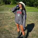 Shannon Woolsey Instagram - turning into a country girl one day at a time ;-)