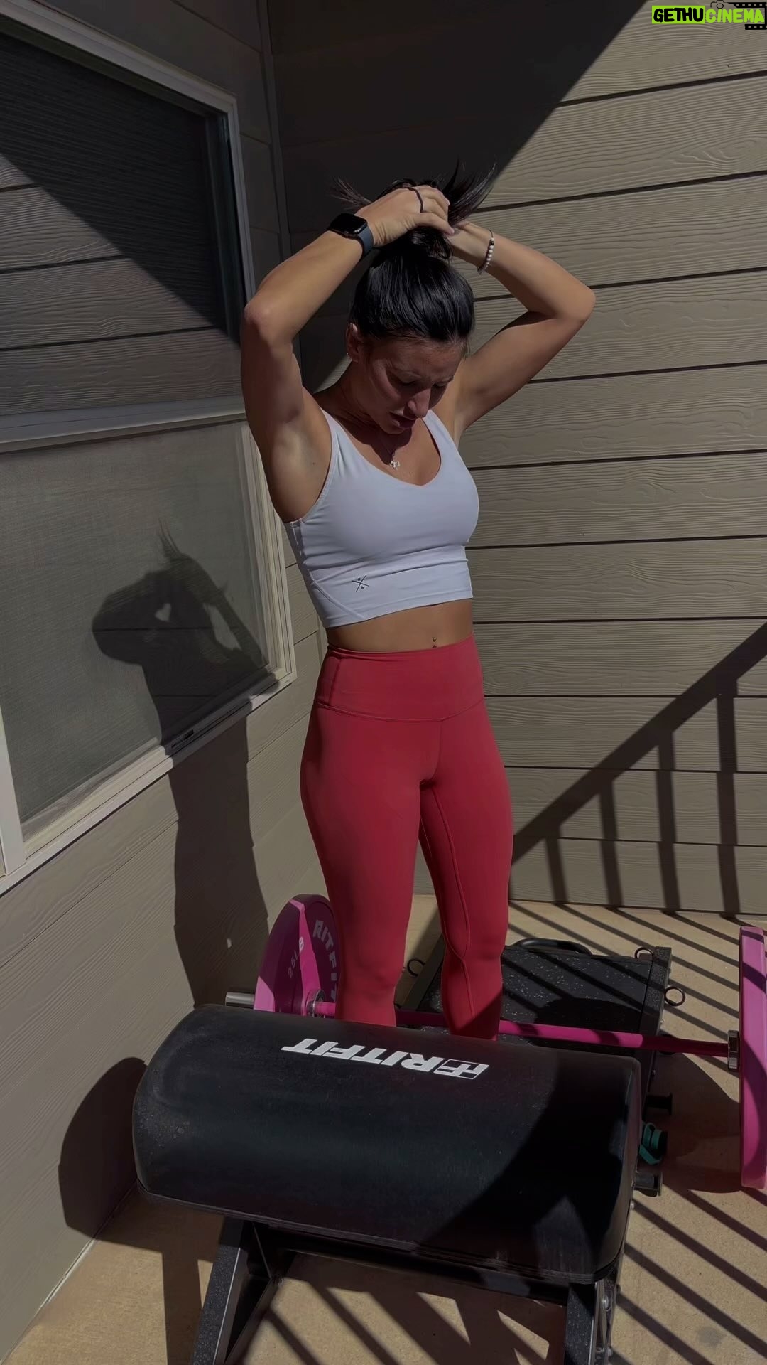 Shannon Woolsey Instagram - the most convenient balcony workout EVER. 😍 Thank you to @ritfit.sports! #womenshistorymonth #FitnessJourneyRITFIT